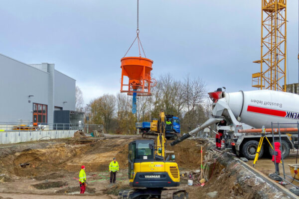 2022-12-08_Baustelle-Capron_Betonlieferung_800x467-1